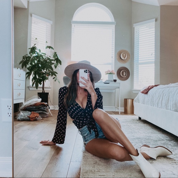 Flynn Skye Tops - Flynn skye wrap top